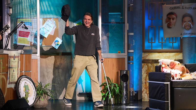 ¿Por qué Salva Reina está con muletas tras ganar el Goya? Lo cuenta en La Revuelta