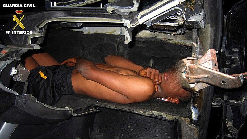 La Guardia Civil rescata a un niño de 12 años cuando trataba de entrar en Melilla en el salpicadero de un coche