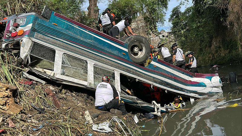 Aumentan a 51 los muertos y 20 los heridos en un accidente de autobús que cayó por un puente en Guatemala