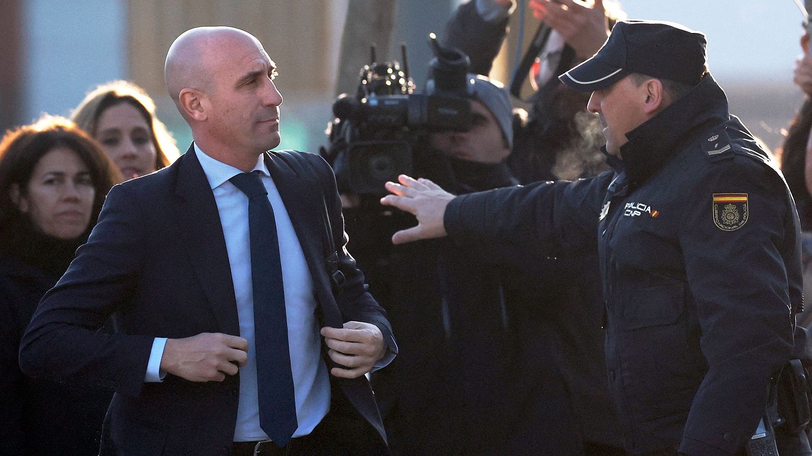 Rubiales defiende que el beso a Jenni Hermoso fue consentido - Telediario 1 | Ver