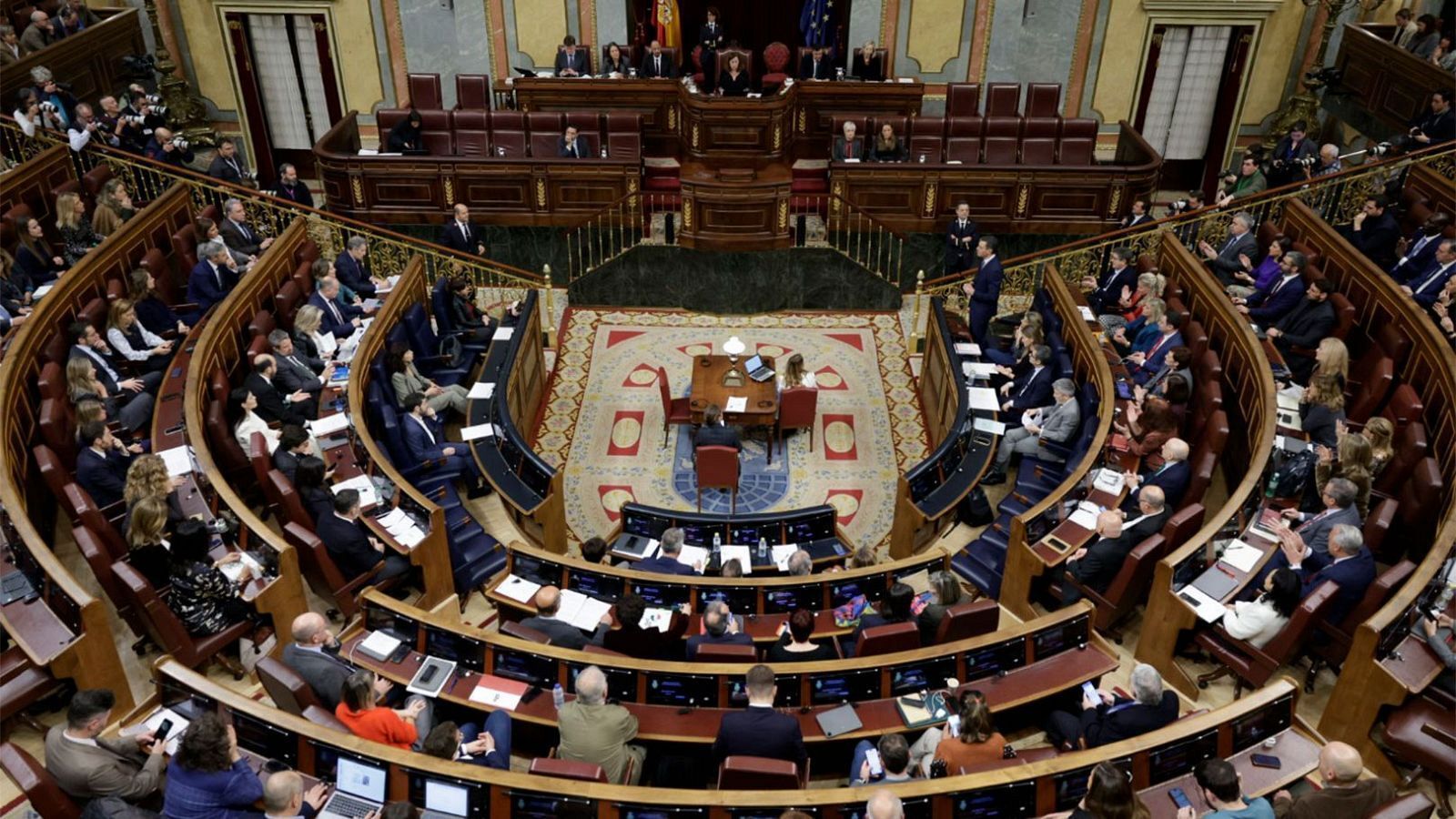 El Congreso aprueba la subida de las pensiones y otras medidas del escudo social con el voto a favor del PP y Junts - Telediario 2 | Ver