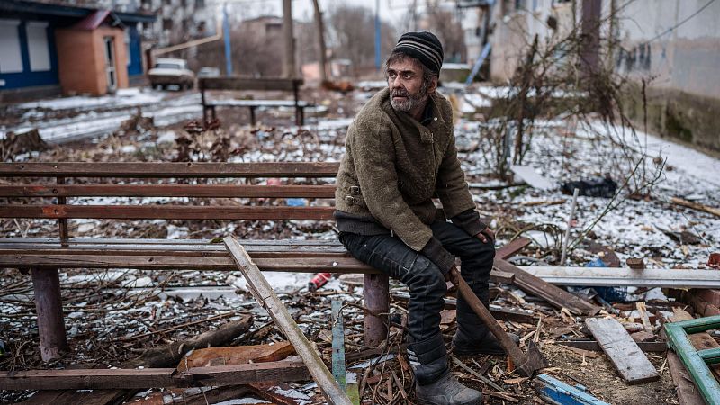 Olexiy recoge madera para encender el fuego con restos de ventanas destruidas en la regin de Donetsk