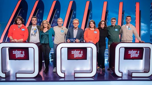 Foto de familia: los concursantes, con Jordi Hurtado, Pilar Vzquez y Elisenda Roca