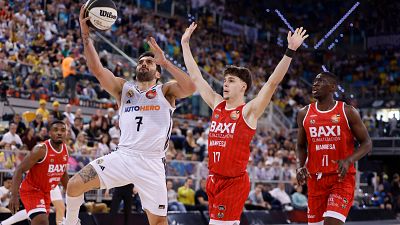 Facundo Campazzo entra a canasta ante Mario Saint-Supery durante el partido de cuartos de final de la Copa del Rey: Real Madrid - Baxi Manresa