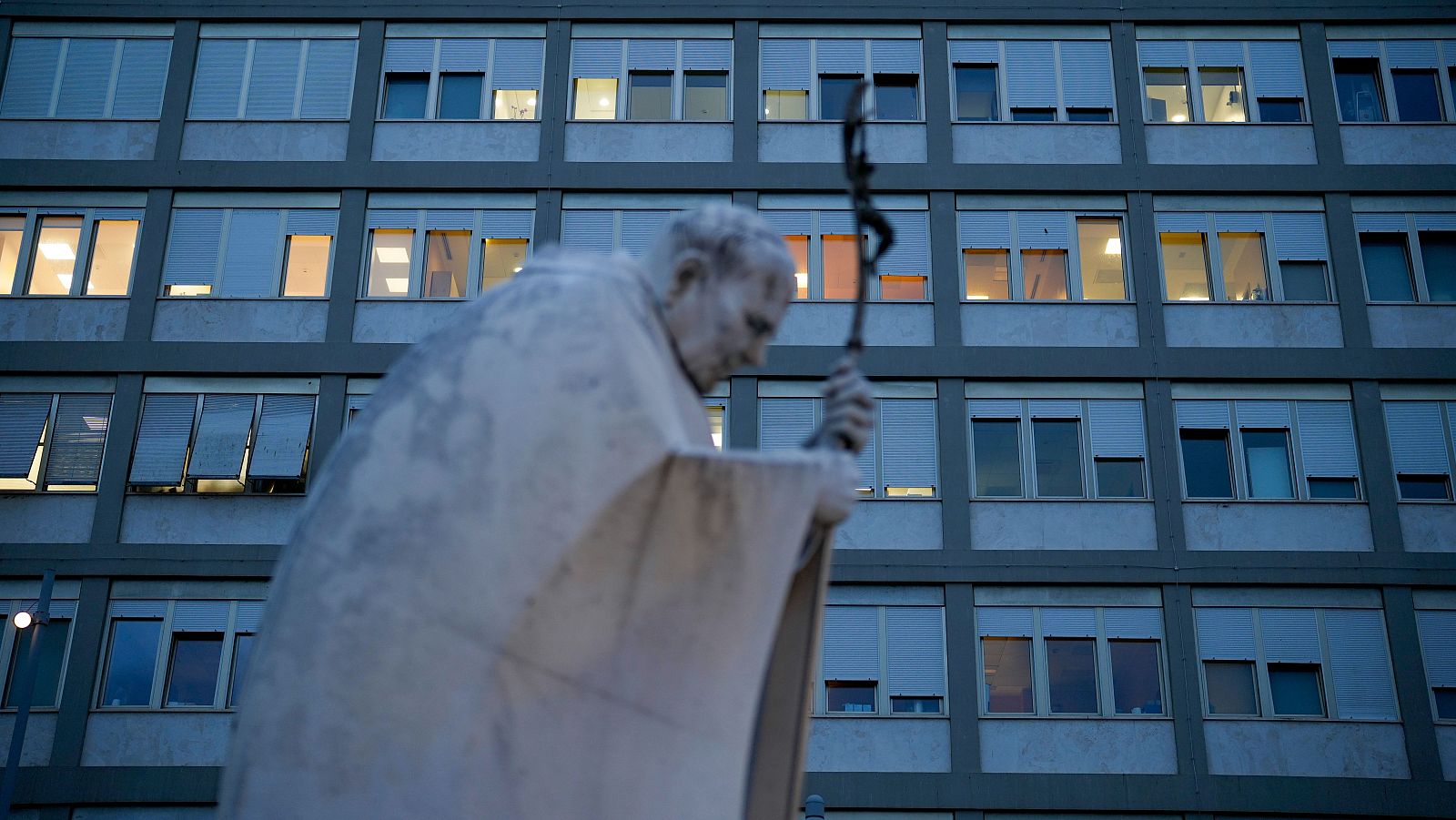 El papa necesita "reposo absoluto" y permanecerá hospitalizado | Ver