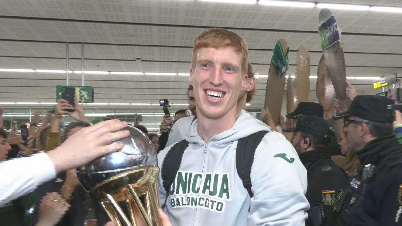 El fiestón de Unicaja en el aeropuerto de Málaga - Baloncesto en RTVE | Ver