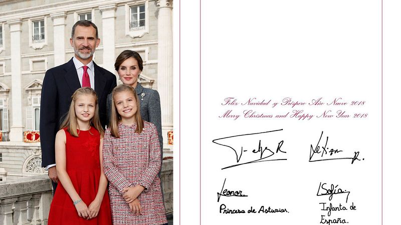 Los reyes felicitan la Navidad con una fotografía familiar tomada el Día de la Fiesta Nacional