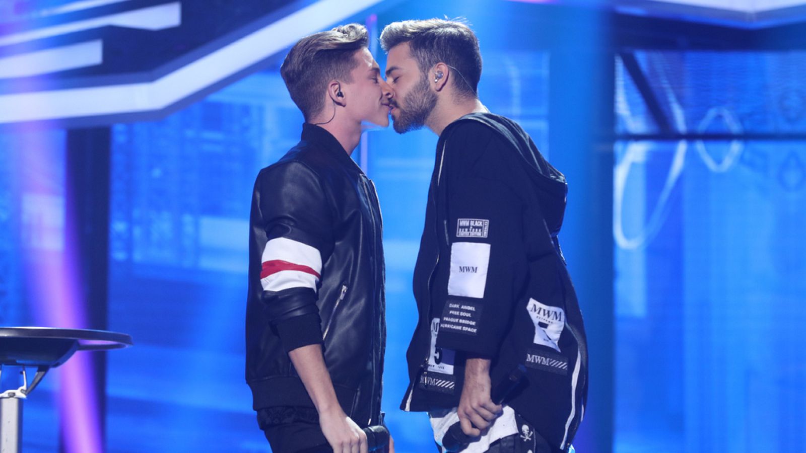 Operación Triunfo - Agoney y Raoul cantan 'Manos vacías' con beso incluido en la Gala 7 de OT