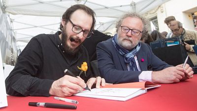 John Carlin y Oriol Malet: "A los poderosos les vendría bien pasar un tiempo en la cárcel. Aprenderían humildad y los límites de lo posible"