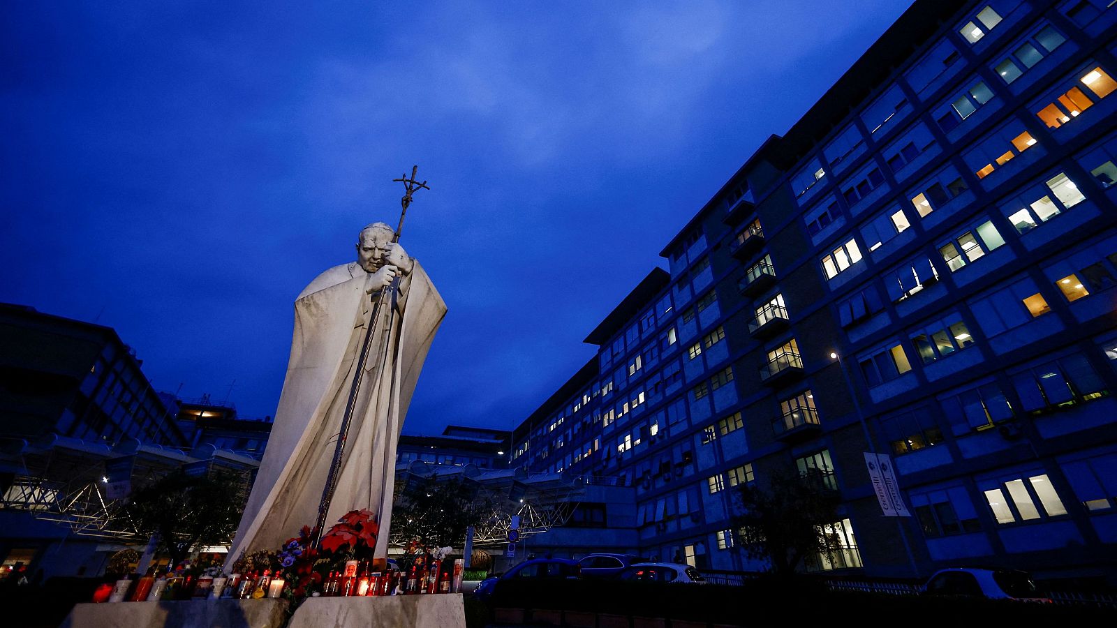 El papa Francisco muestra "una ligera mejoría" y permanece "estable" | Ver