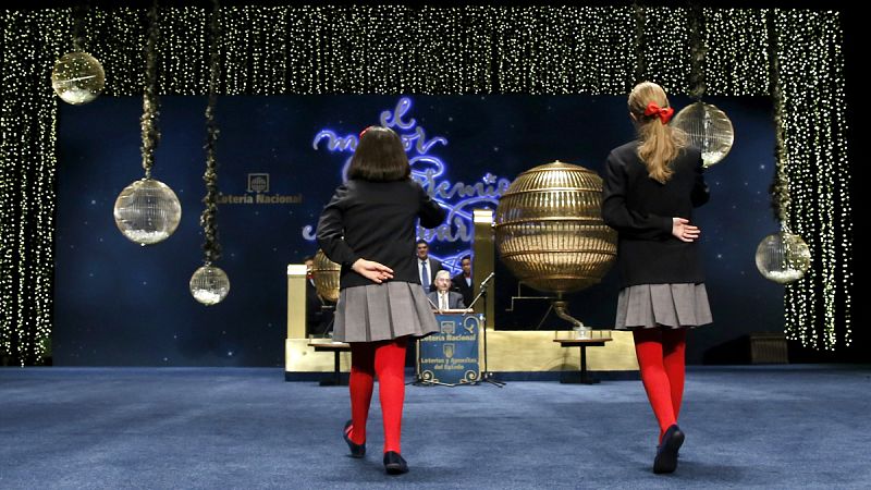 Las primeras niñas que repartieron suerte en la Lotería de Navidad