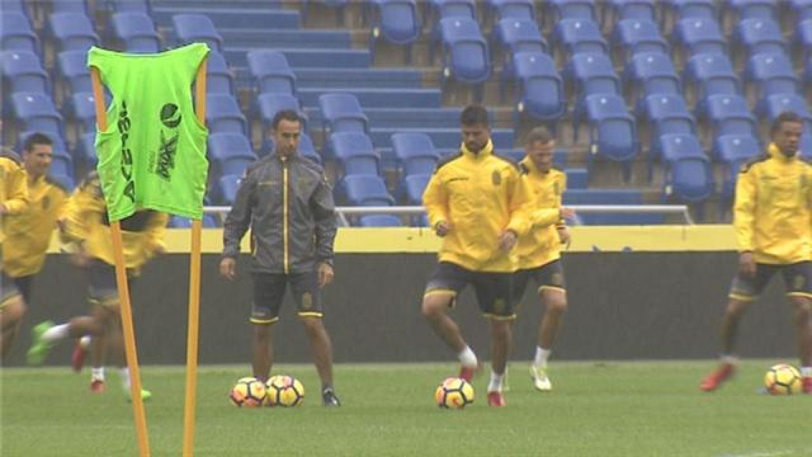 Paquito seguirá, de momento, al frente de la UD | Ver