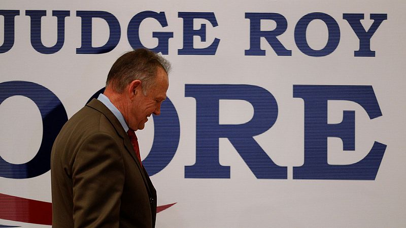 El republicano Roy Moore, derrotado en la carrera al Senado tras ser acusado de abusos sexuales