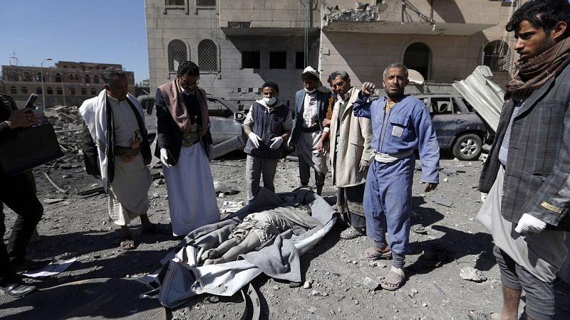 Al menos 35 muertos y 90 heridos en bombardeos contra una prisión en la capital del Yemen