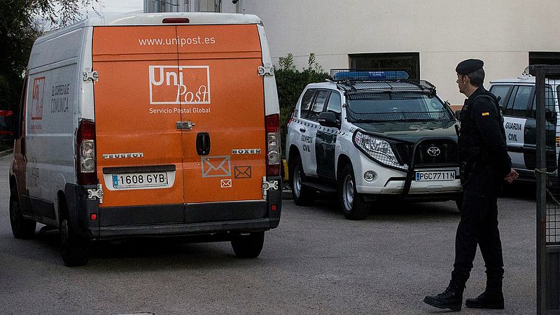 La Guardia Civil registra la sede de Unipost en busca de gastos del 1-O y detiene durante unas horas a su director