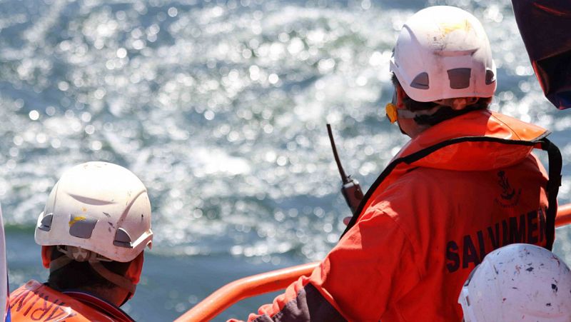 Un muerto y 114 personas rescatadas en tres pateras en la isla de Alborán