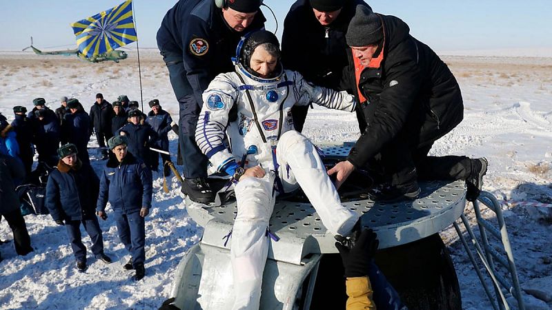 La nave tripulada rusa Soyuz MS-05 aterriza en la estepa kazaja