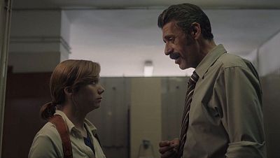 'Asuntos Internos': Clara se queda aislada en la comisar�a y las sospechas de Ana se confirman