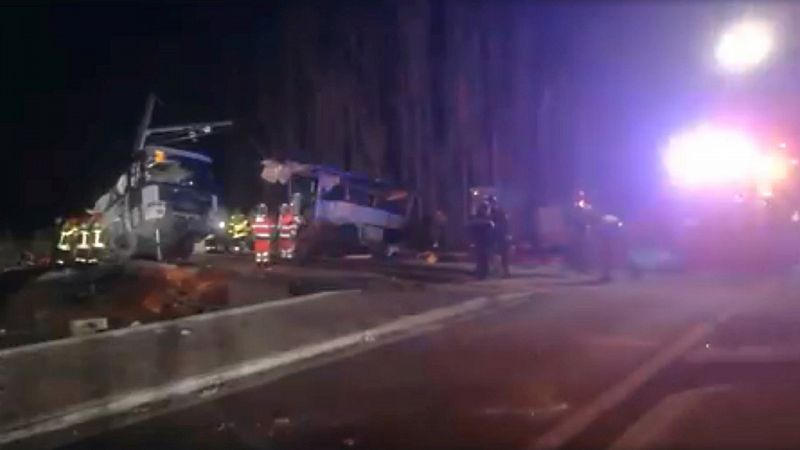 Mueren cuatro adolescentes en una colisión entre un autobús escolar y un tren en el sur de Francia