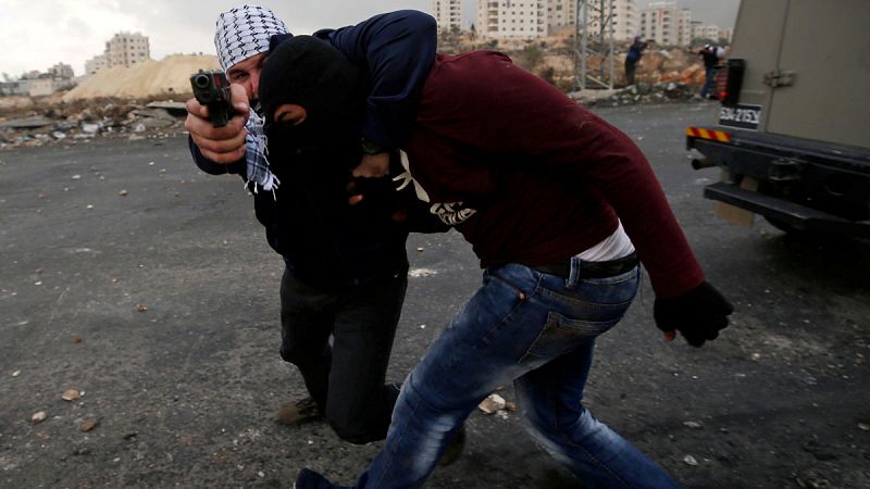 Un fotógrafo de Reuters captura el momento en que un agente israelí de incógnito le apunta con una pistola