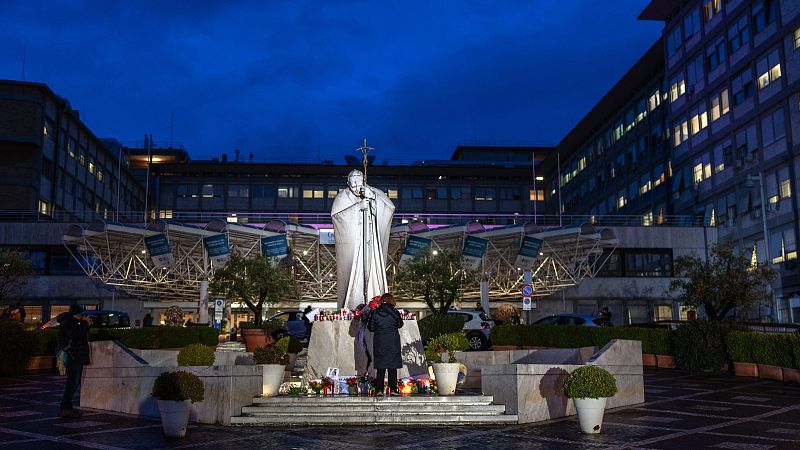 El papa Francisco ha pasado una noche "tranquila" y "está descansando", aunque continúa en estado "crítico"