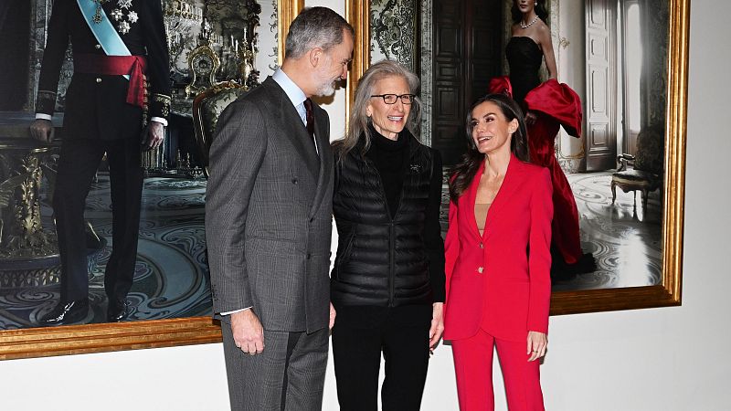 Felipe VI y la reina Letizia contemplan por primera vez sus retratos junto a la fotógrafa Annie Leibovitz