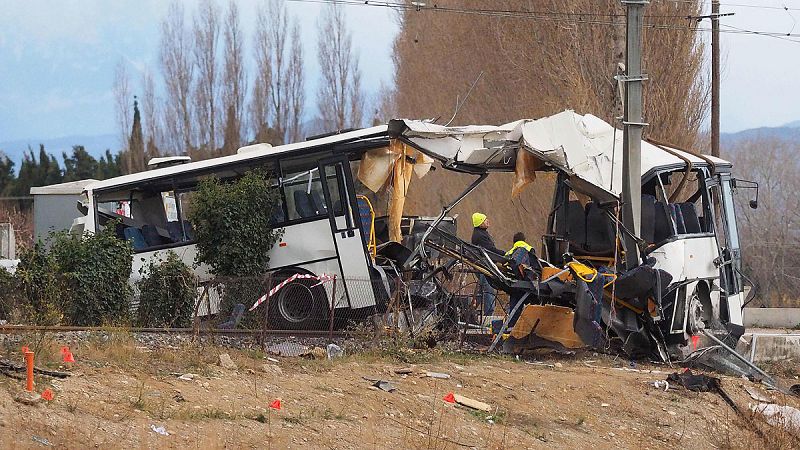 Los fallecidos en el choque entre un autobús escolar y un tren en Francia suben a cinco