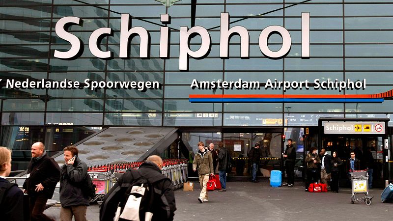 La policía holandesa abate a un individuo que esgrimía un cuchillo en el aeropuerto de Ámsterdam