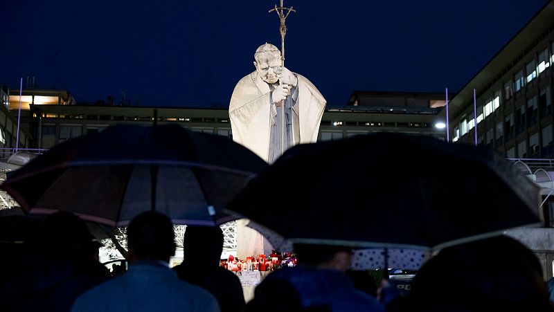 El papa se encuentra "estable", muestra "buena respuesta" y no ha vuelto a sufrir más episodios de broncoespamo