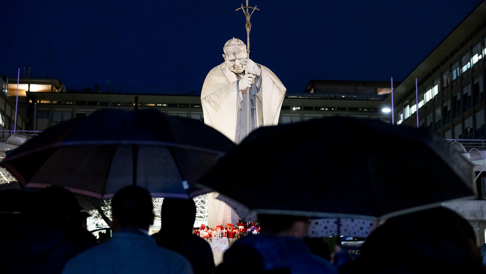 El Papa responde al tratamiento y "se encuentra de buen humor" - Telediario Fin de Semana | Ver