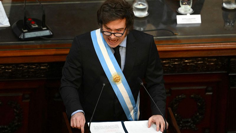 Javier Milei presume de recortes ante el Congreso argentino y anuncia "una motosierra profunda" para los próximos años