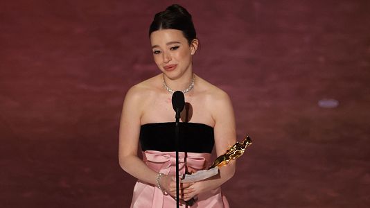 Mikey Madison con  su Oscar por 'Anora' (REUTERS/Carlos Barria)