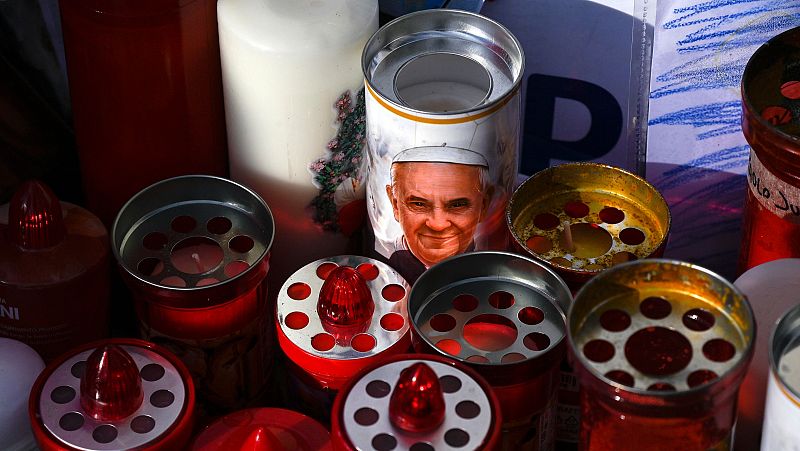 El papa sufre dos episodios de insuficiencia respiratoria aguda y el pronóstico sigue siendo reservado