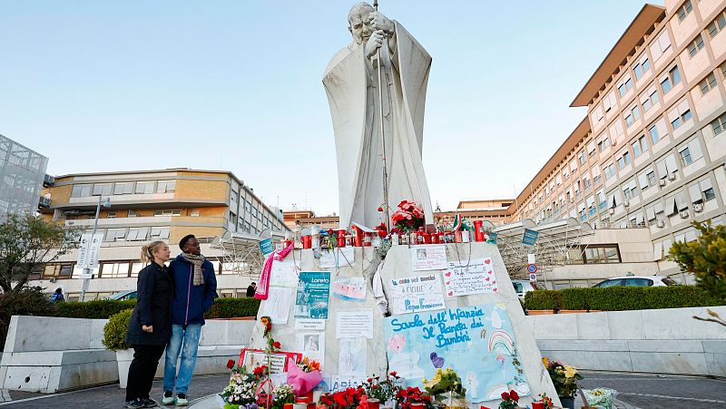 El papa Francisco permanece "estable", sin fiebre y orientado aunque volverá a recibir ventilación mecánica no invasiva