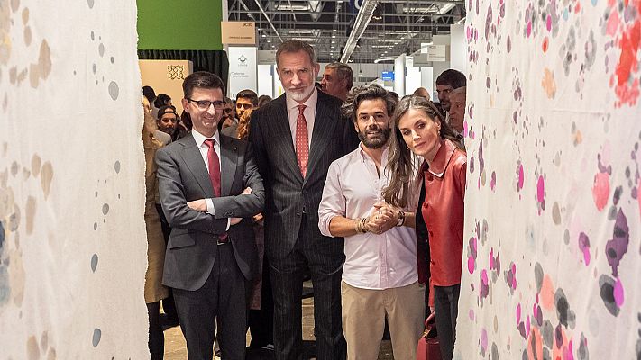 Los Reyes visitan el stand de RTVE en la Inauguracion de ARCO