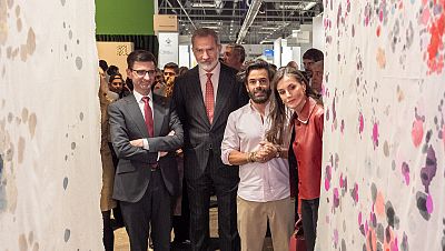 Los Reyes visitan el stand de RTVE en ARCOmadrid 2025
