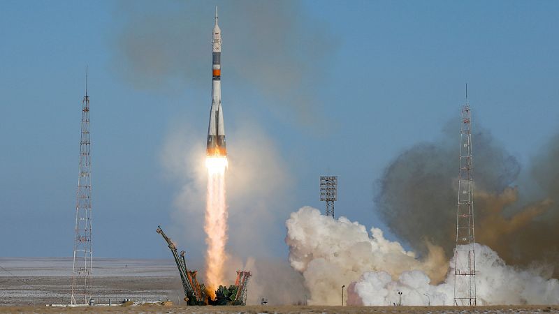 La nave tripulada Soyuz despega rumbo a la Estación Espacial Internacional