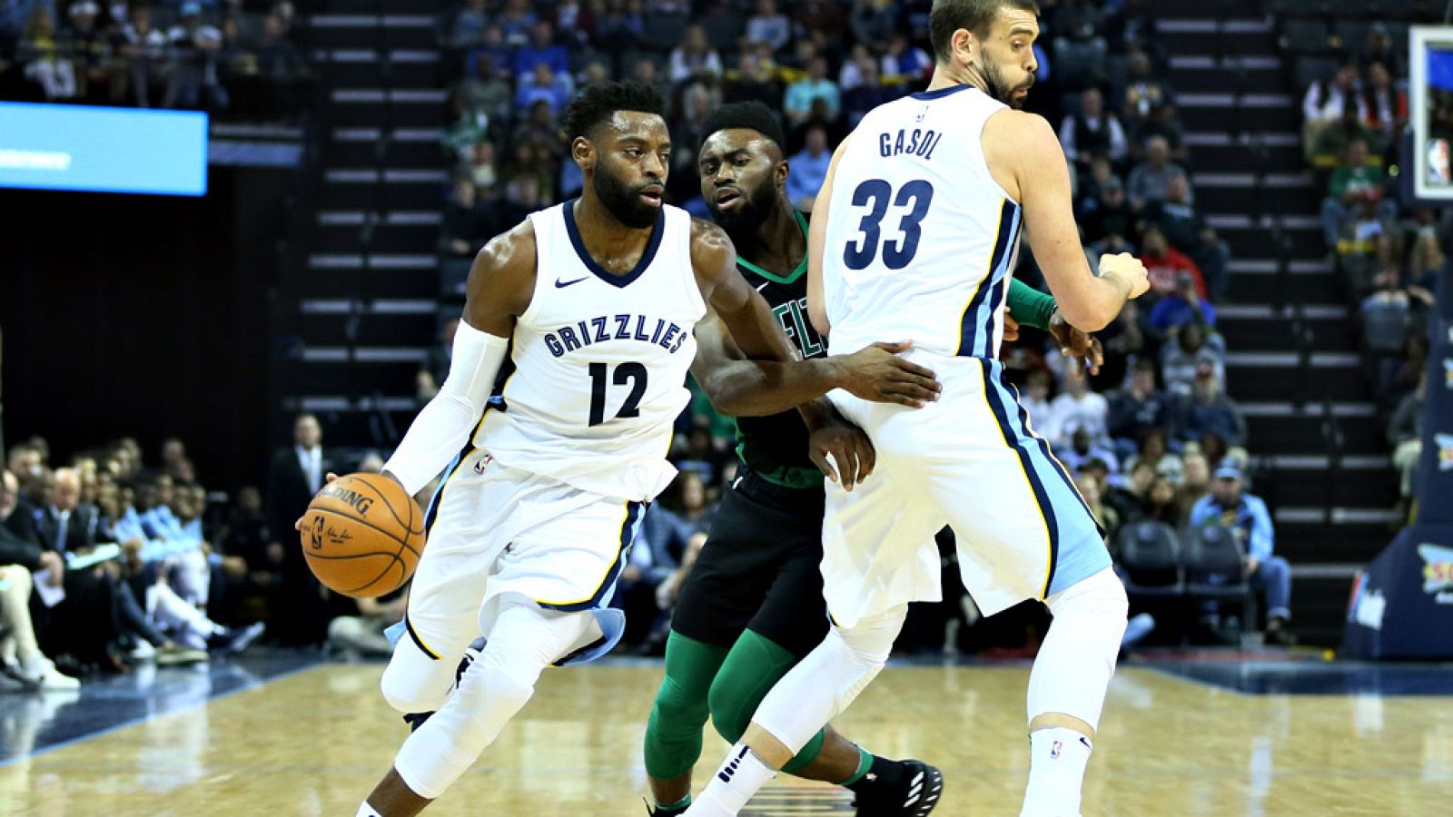 Kyrie Irving logró 20 tantos liderando el ataque de los Celtics de Boston, que vencieron por 93-102 a unos Grizzlies de Memphis que fueron guiados por el pívot español Marc Gasol, que consiguió un doble-doble.
