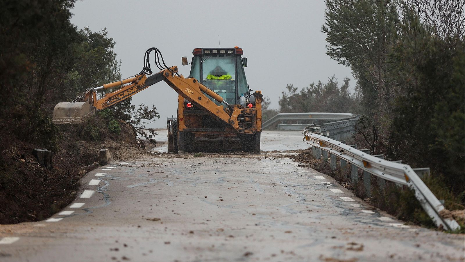 El temporal de lluvia obliga a cortar carreteras en el Mediterráneo | Ver