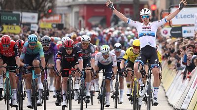 Tim Merlier, intratable al sprint, se lleva la primera etapa de la Pars - Niza 2025
