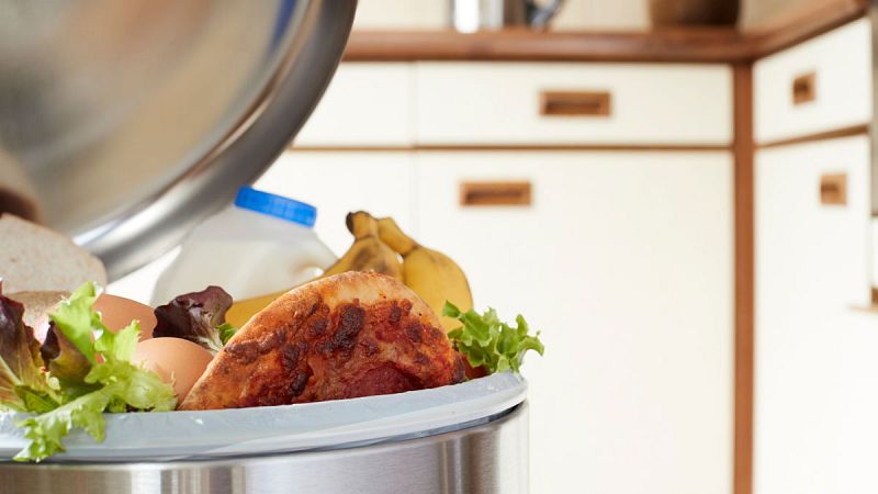 Las familias españolas tiran 604 millones de kilos de alimentos, un 4% menos que hace dos años