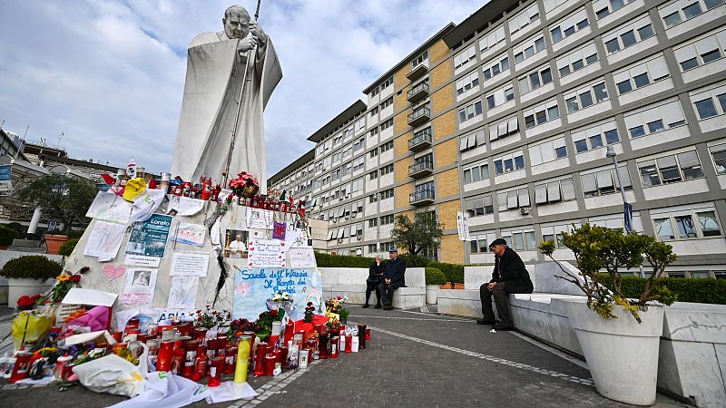 El papa cumple 24 días ingresado con una "ligera mejoría" y conectado con la actividad de la Iglesia