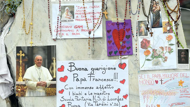 El papa Francisco muestra una nueva mejoría tras 25 días hospitalizado y su pronóstico ya no es reservado