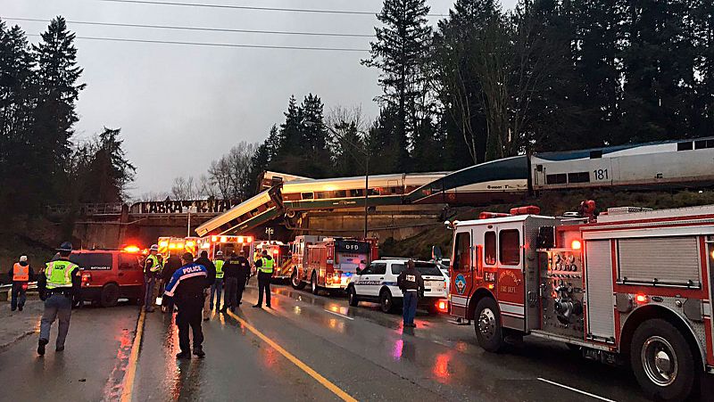 Al menos tres muertos al descarrilar un tren de pasajeros a las afueras de Seattle, en el estado de Washington