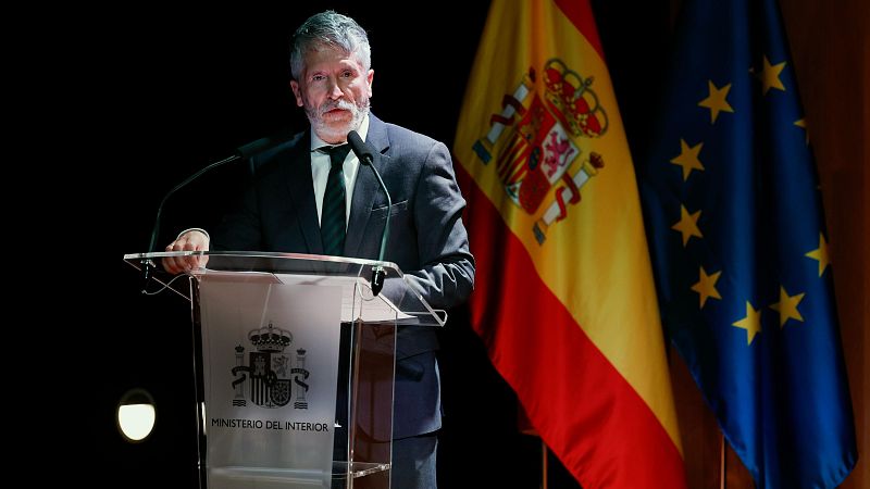 Marlaska niega cesión de fronteras en el pacto migratorio con Junts: "La Policía Nacional será quien ponga el sello"