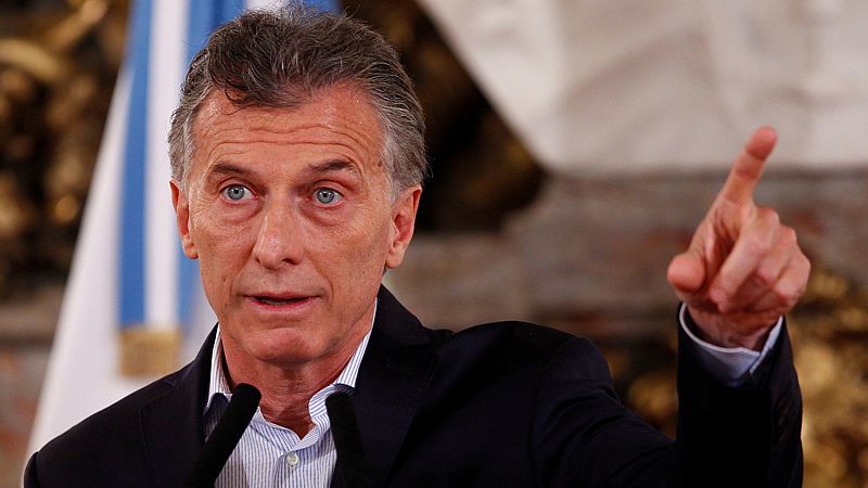 Macri pide calma a los pensionistas en medio de una huelga general y violentas protestas