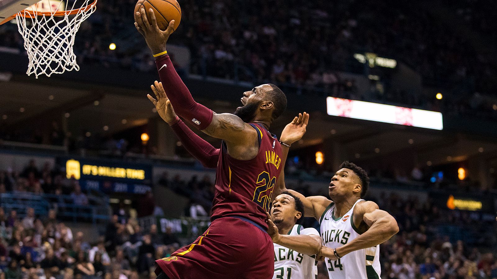 Ni los 39 puntos de LeBron James pudieron detener a los Bucks de Antetokounmpo, que se impusieron 119-116 a los Cavs de Calderón, que aportó seis puntos y cuatro asistencias.