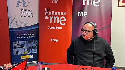 Vicente Esplugues, capellán en la 'morgue' del Palacio de Hielo durante la pandemia: "No sabía por quién rezaba"