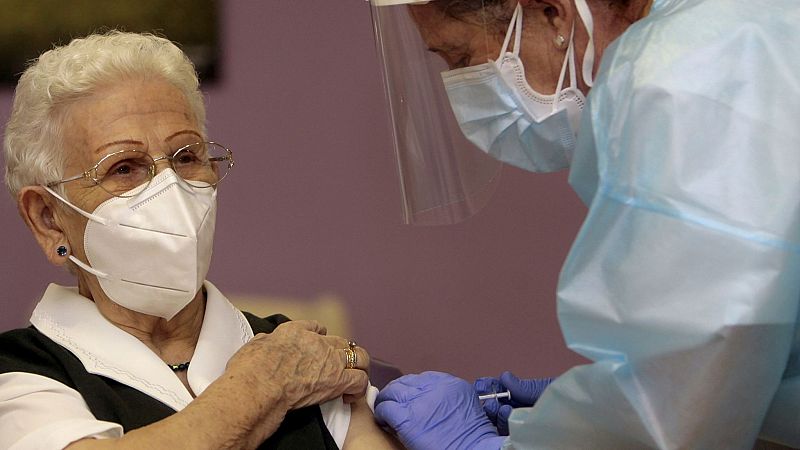 Carmen Carbon, primera enfermera que vacun contra el covid: "Pens que ya tenamos la salvacin"