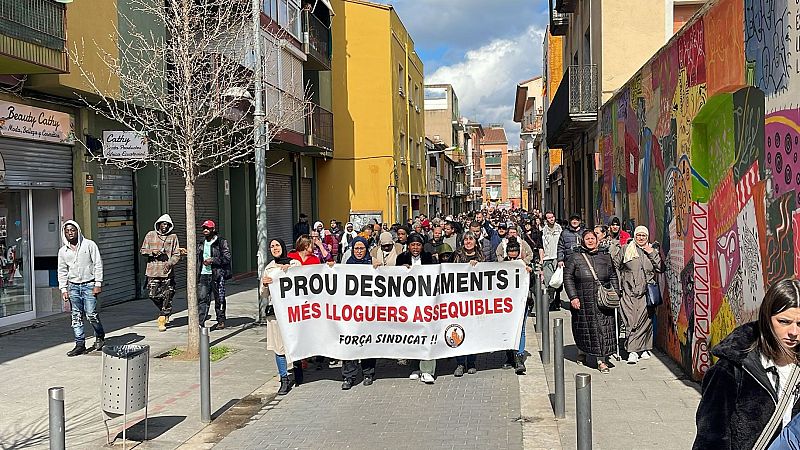 Col·lectius per l'habitatge es concentren a Salt després dels aldarulls pel desnonament d'un imam